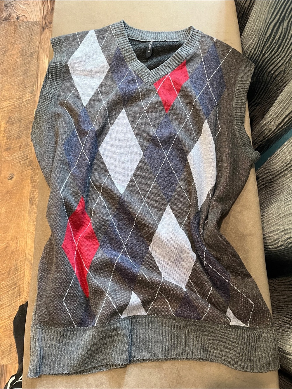TRUE ROCK Men's Gray Argyle V-Neck Sweater Vest with Red, Blue Gray Diamonds
